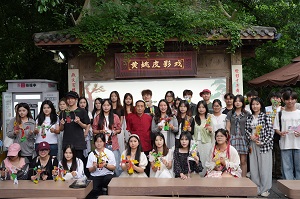 2026年5月9日，游客在黄姚古镇参加皮影戏制作体验研学活动 (006)--袁显淇.jpg